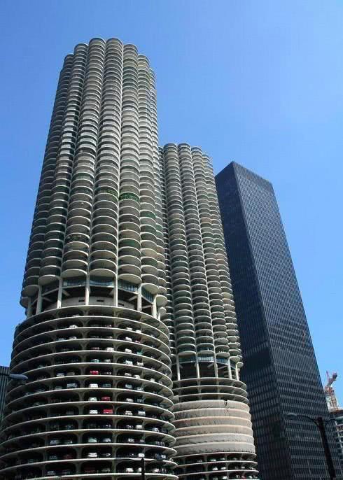 這停車場設計可謂滿眼科技感，秒變旅游景點